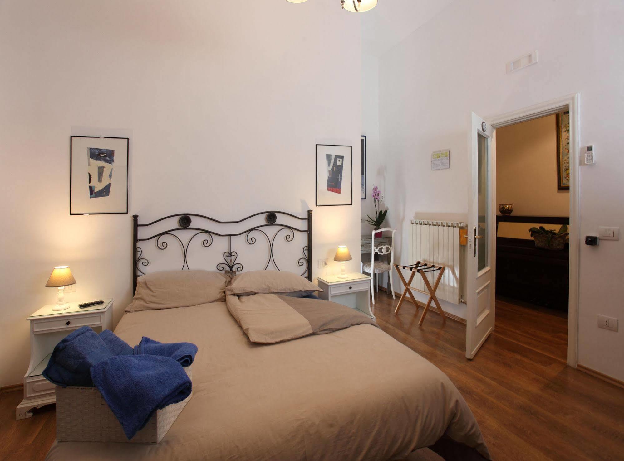 Napoli Pietrasanta Lt Bed & Breakfast Екстериор снимка